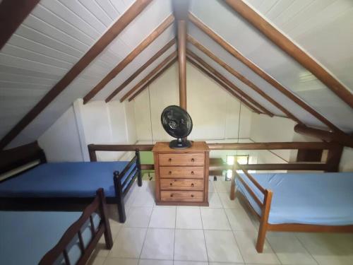 Camera mansardata con 2 letti e scrivania. di Chalé Carvalho - Verde a Itapoa