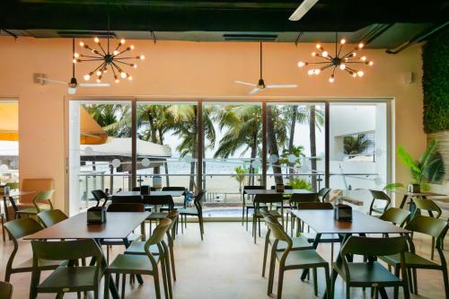 a restaurant with tables and chairs and a view of the ocean at Hotel Villa Varadero in Nuevo Vallarta 