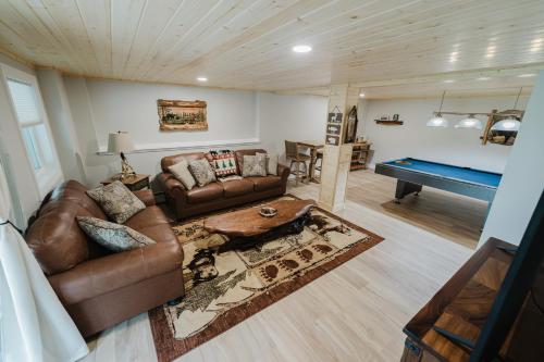Χώρος καθιστικού στο NEW! Modern Getaway - Hot Tub l Fire Pit l Pool table