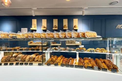 a bakery filled with lots of different types of bread at Duplex rénové secteur Lac d'Enghien in Saint-Gratien