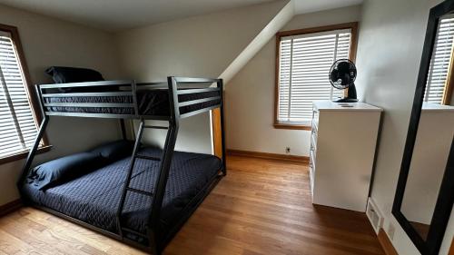 a bunk bed in a room with a bunk bedutenewayangering at Peoria Bradley Cozy Vacation Large Group Home with Kitchen View in Peoria