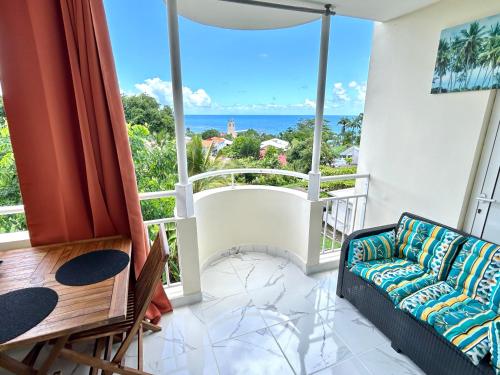 ein Wohnzimmer mit einer Couch und einem Tisch in der Unterkunft Studio sunshine vue mer et piscine in Tartane