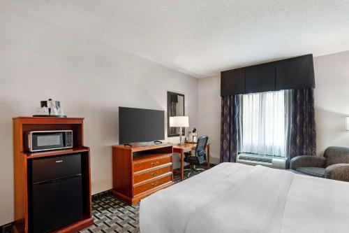Una televisión o centro de entretenimiento en Best Western Plus Clearfield