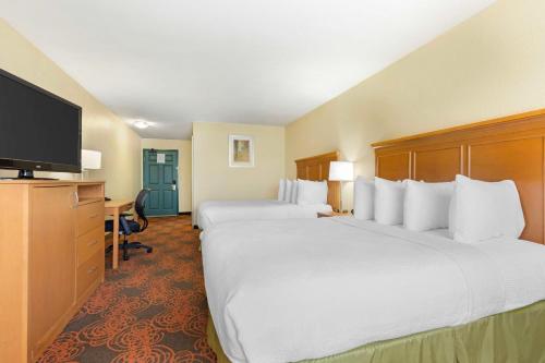 Postel nebo postele na pokoji v ubytování Best Western Plus Waco North