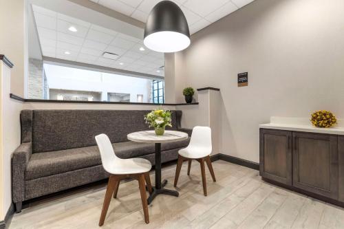 a waiting room with a couch and a table and chairs at Best Western Plus Cranberry-Pittsburgh North in Cranberry Township