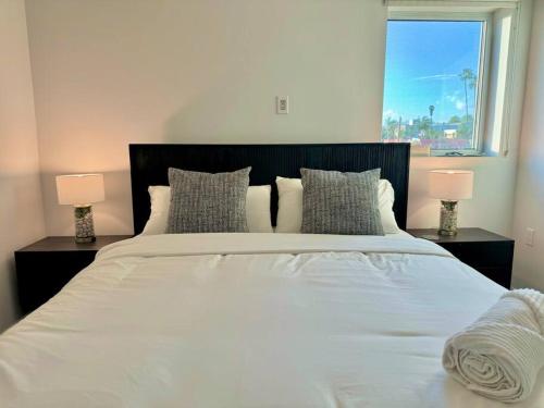 Posteľ alebo postele v izbe v ubytovaní Corner 2 Bedroom 2 Bath Condo - Balcony - Parking