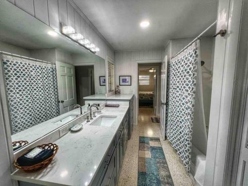 ein Badezimmer mit zwei Waschbecken und einem großen Spiegel in der Unterkunft Cute Cottage with 3 min walk to beach with bikes! in Jekyll Island
