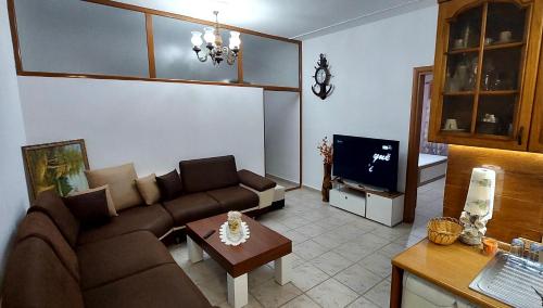 ein Wohnzimmer mit Sofa und Fernseher in der Unterkunft Kompleksi FISHTA kulla 6 in Velipojë