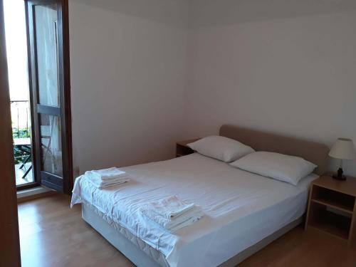 Posteľ alebo postele v izbe v ubytovaní Apartments by the sea Sladjenovici, Dubrovnik - 11531