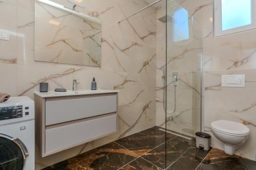 Koupelna v ubytování Family friendly house with a swimming pool Vir - Lozice, Vir - 23513