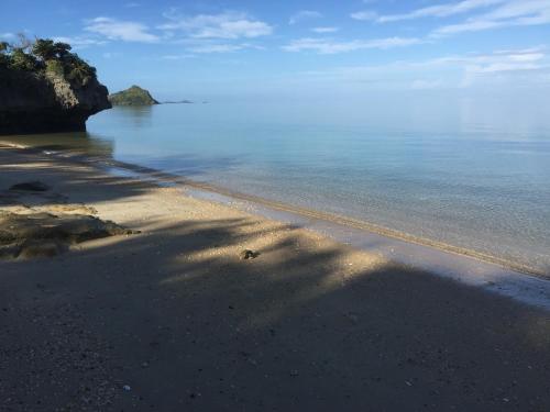 En strand i nærheden af villaen