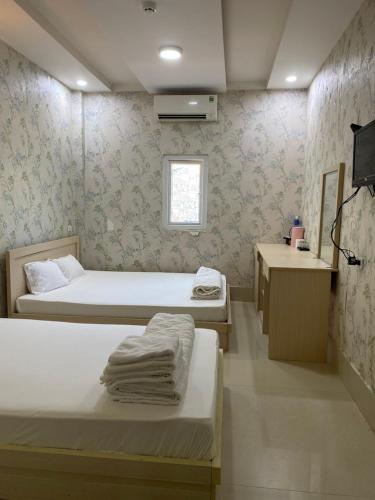Una cama o camas en una habitación de Việt Hương Hotel