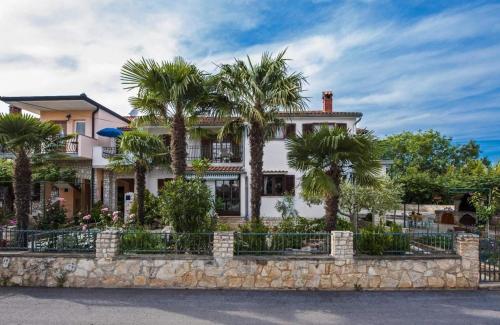 Apartments with parking space Rovinj - 22528