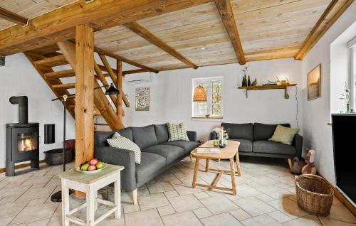 Ruang duduk di 4 Bedroom Cozy Home In Vestervig