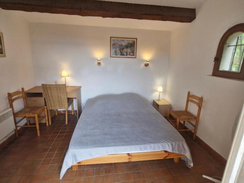 une chambre avec un lit, une table et des chaises dans l'établissement Mazet 75m² avec piscine, jardin, wifi à 400m de la plage - Sainte-Maxime - FR-1-780-15, à Sainte-Maxime