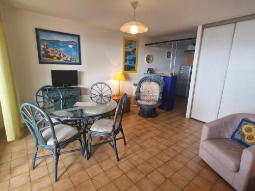 un salon avec une table, des chaises et un canapé dans l'établissement Appartement 2 pièces, vue mer, près port, 4 pers, parking, ascenseur, Sainte-Maxime - FR-1-780-51, à Sainte-Maxime