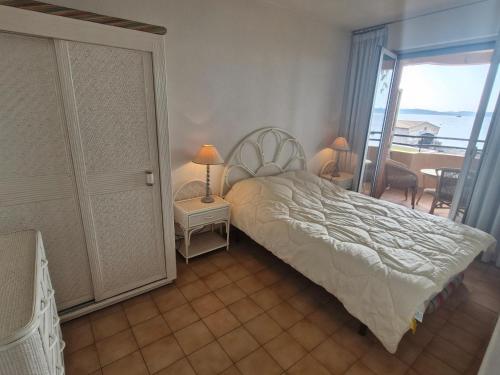 une chambre avec un lit et une vue sur l'océan dans l'établissement Appartement 2 pièces, vue mer, près port, 4 pers, parking, ascenseur, Sainte-Maxime - FR-1-780-51, à Sainte-Maxime