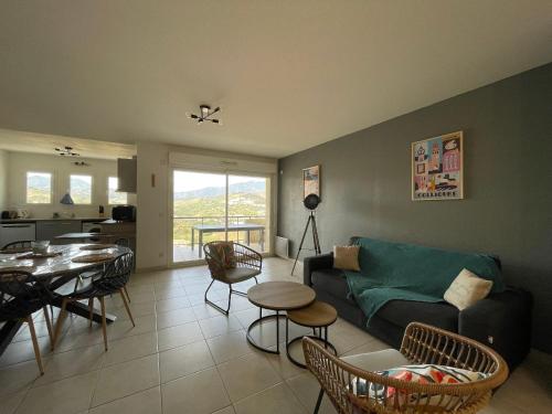 un salon avec un canapé et une table dans l'établissement Appartement 3 pièces avec Terrasse, Garage et WiFi - FR-1-309-459, à Banyuls-sur-Mer