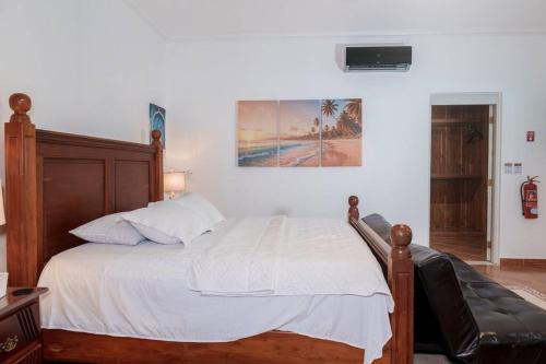 Ένα ή περισσότερα κρεβάτια σε δωμάτιο στο Beautiful 3 Bedroom Villa with Pool at Puerto Plata