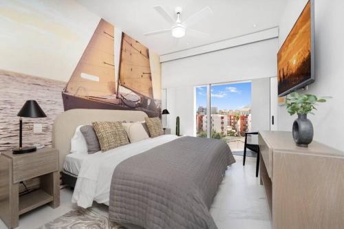 ein Schlafzimmer mit einem großen Bett und einem großen Fenster in der Unterkunft New 3BR in the Heart of San Lucas in Cabo San Lucas