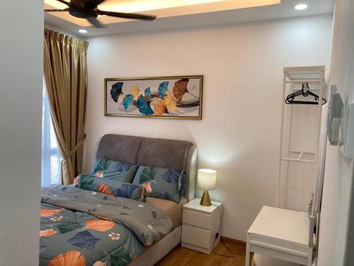 Bandar Baru BangiにあるHomestay Ohana Bangiのベッドと壁に絵が飾られた寝室