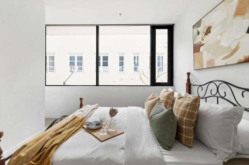 Postel nebo postele na pokoji v ubytování A Stylish & Comfy 2BR Apt Near Southern Cross