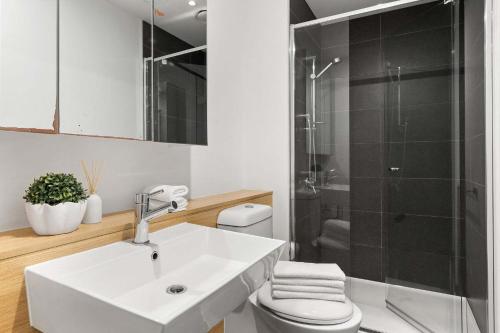 Koupelna v ubytování A Stylish & Comfy 2BR Apt Near Southern Cross