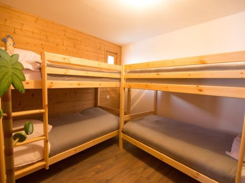 une chambre avec trois lits superposés dans une cabine dans l'établissement 2 pièces 6 pers, terrasse, parking, animaux acceptés - FR-1-263-539, à Valloire