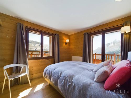 - une chambre avec un lit et une vue sur la montagne dans l'établissement Luxueux Appartement 8 Pers, SPA, Près des Pistes, Parking, WIFI - FR-1-398-667, à Montvalezan