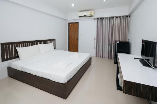 Postel nebo postele na pokoji v ubytování Creston Grand Hotel Suphan Buri