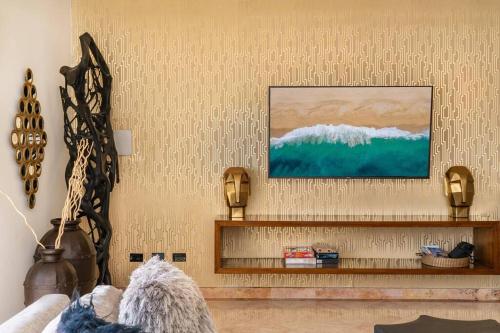 Televisyen dan/atau pusat hiburan di Villa Cactus With Breakfast, Maid, & Concierge