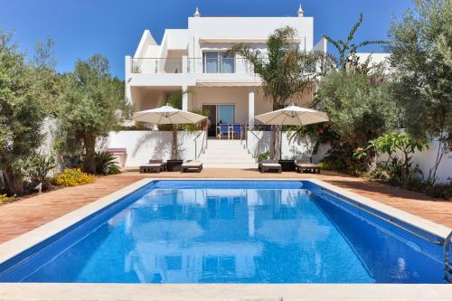 a villa with a swimming pool and a house at Villa Fuseta 102 T in Fuzeta