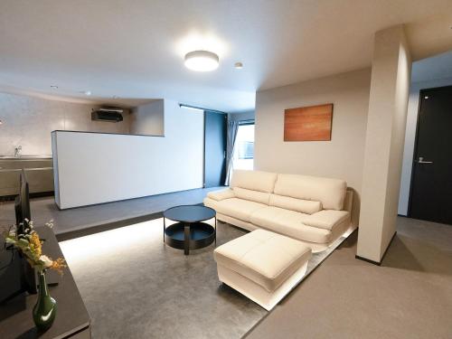 a living room with a couch and a projection screen at IZUMO DOGS by HIYORISTAY in Izumo