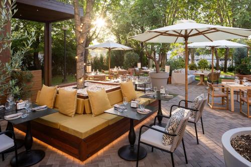 Un jardín fuera de JW Marriott Bucharest Grand Hotel