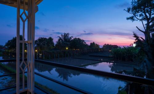 サバにあるVilla Surrenderの夕暮れ時のスイミングプールの景色