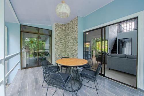 Ruang duduk di Villa Escondida La Fortuna