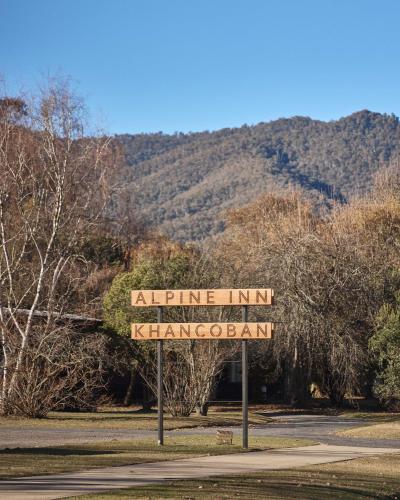 a sign that readsiane inn hawkesbury istg istg istg istg istg istg istg at Alpine Inn in Khancoban