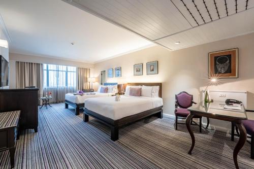 The Sukosol Hotelにあるベッド