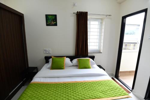 Postel nebo postele na pokoji v ubytování Divya Comforts- 2BHK