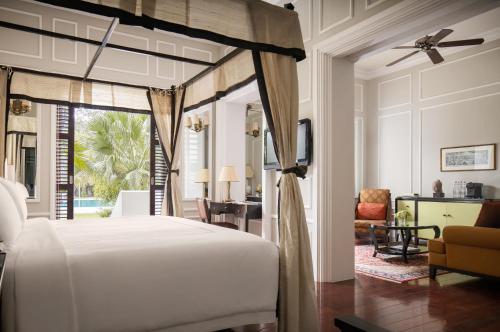 Postel nebo postele na pokoji v ubytování Raffles Grand Hotel d'Angkor