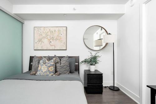 Ένα ή περισσότερα κρεβάτια σε δωμάτιο στο Delightful Condo Beside U of T - Sleeps 3
