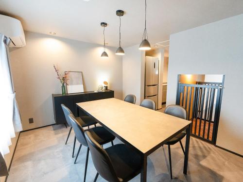 a dining room with a table and chairs at IZUMO DOGS by HIYORISTAY in Izumo