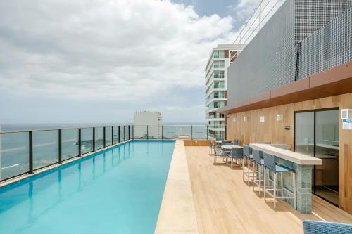 A piscina localizada em Apartamento na Barra ou nos arredores