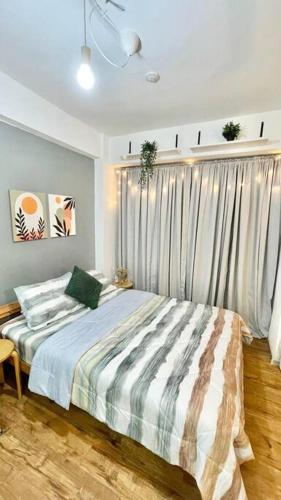 a bedroom with a large bed and a window at Casa Tosa Podomoro Golf View in Tjikuda Tiga