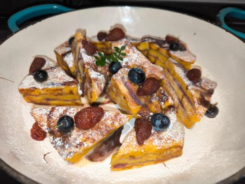 um prato de comida com rabanada e mirtilos em Xishu Garden Inn - Travel Agency service - Car Rent service - English Speaking em Chengdu