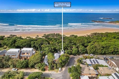 - une vue aérienne sur une maison et la plage dans l'établissement Shellies On The Beach - Little House, à Sawtell