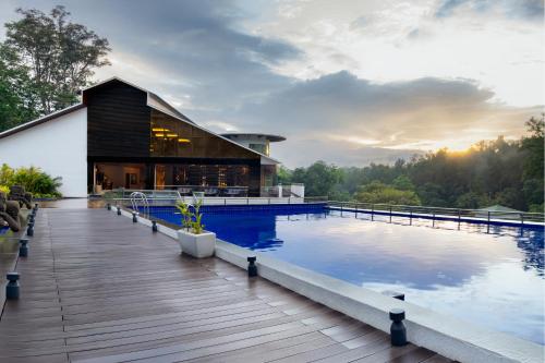 Bazén v ubytování Coorg Marriott Resort & Spa nebo v jeho okolí