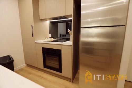 Kuchyň nebo kuchyňský kout v ubytování Ruby Red, 1Bd 1Bth Apt - Woden CBD