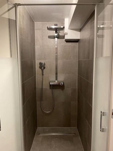 La salle de bains est pourvue d'une douche et d'un téléphone. dans l'établissement 90m2 hyper centre Sauna, à Strasbourg
