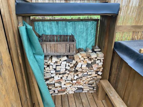 a pile of fire wood in a wooden shed at Mini chatka s rybníčkem a saunou in Lípa
